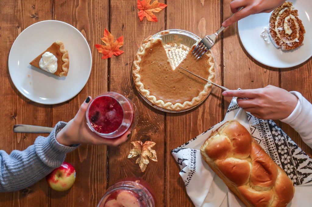 thanksgiving table with pumpkin pie