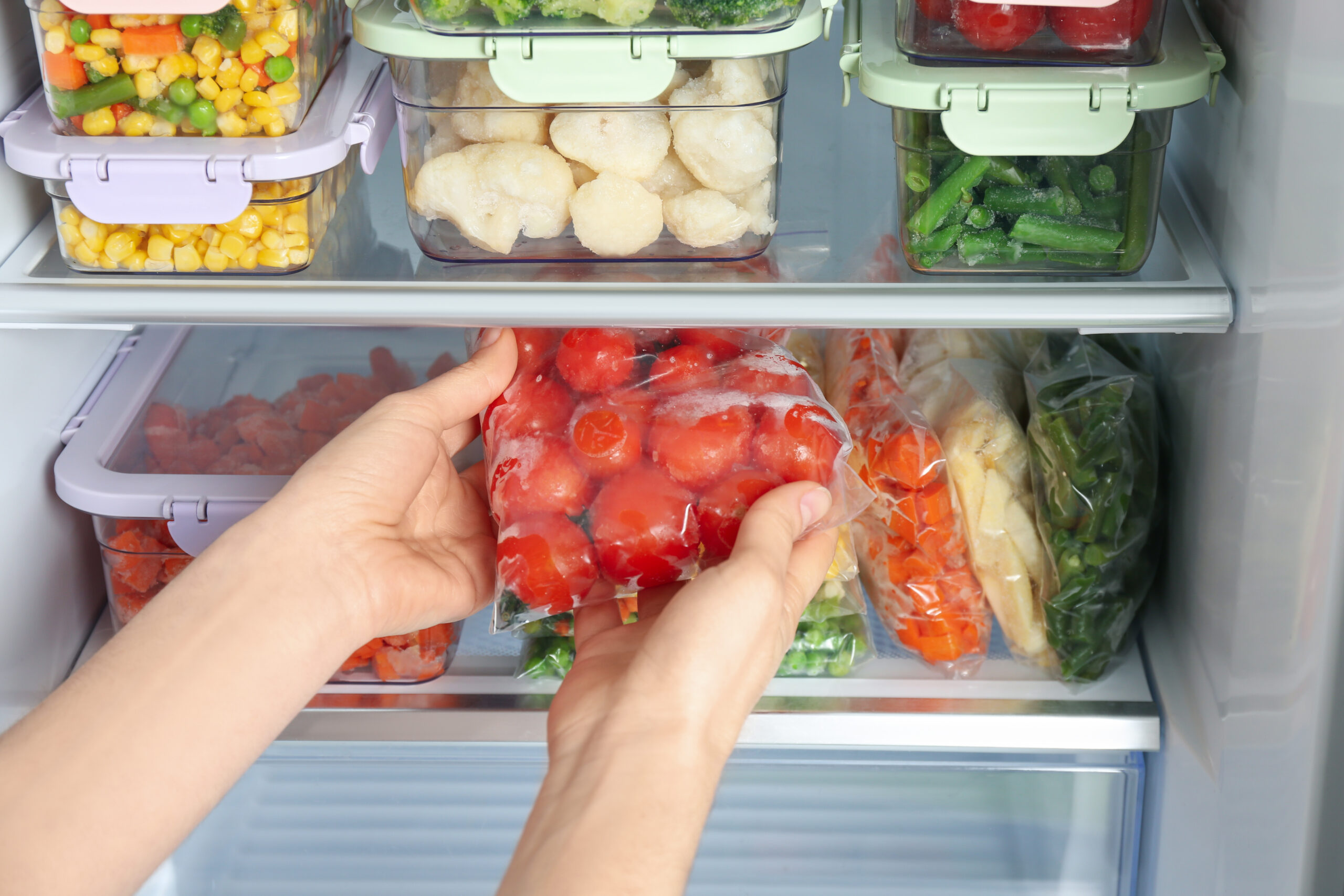 В холодильнике есть мясо. Холодильник с продуктами. Правильное хранение продуктов питания. Хранение готовой еды в холодильнике. Хранение в холодильнике в больнице.